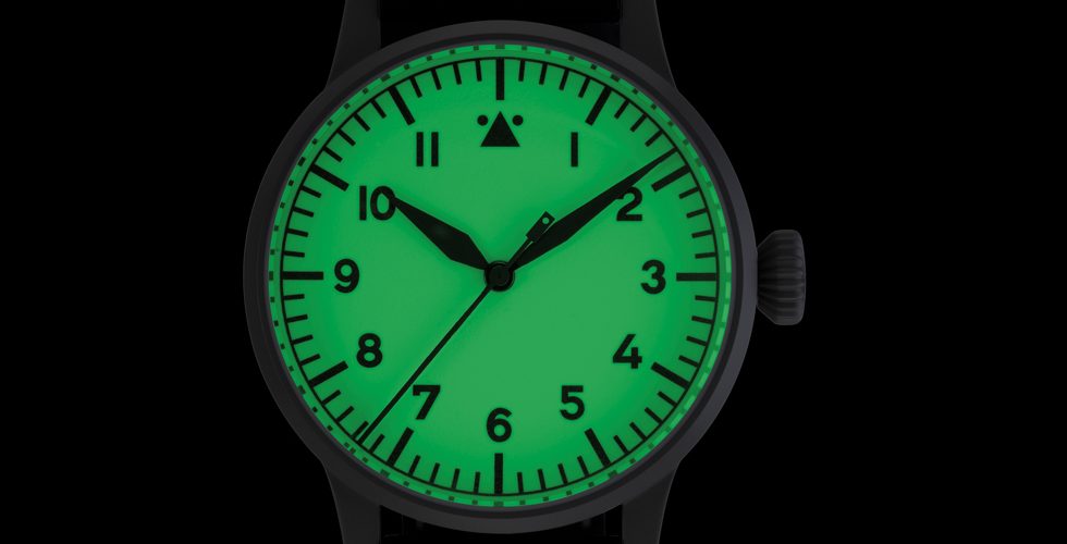 Lume best sale dial watch