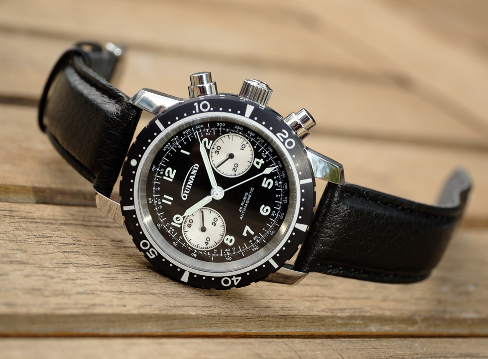 The Guinand Series 40 is a classic among modern aviation chronographs. The design is based on the brand’s predecessor models (Guinand ref. 361, Sinn 102b) and the classic design of the early Heuer pilot chronographs, adapted to the current requirements of today.